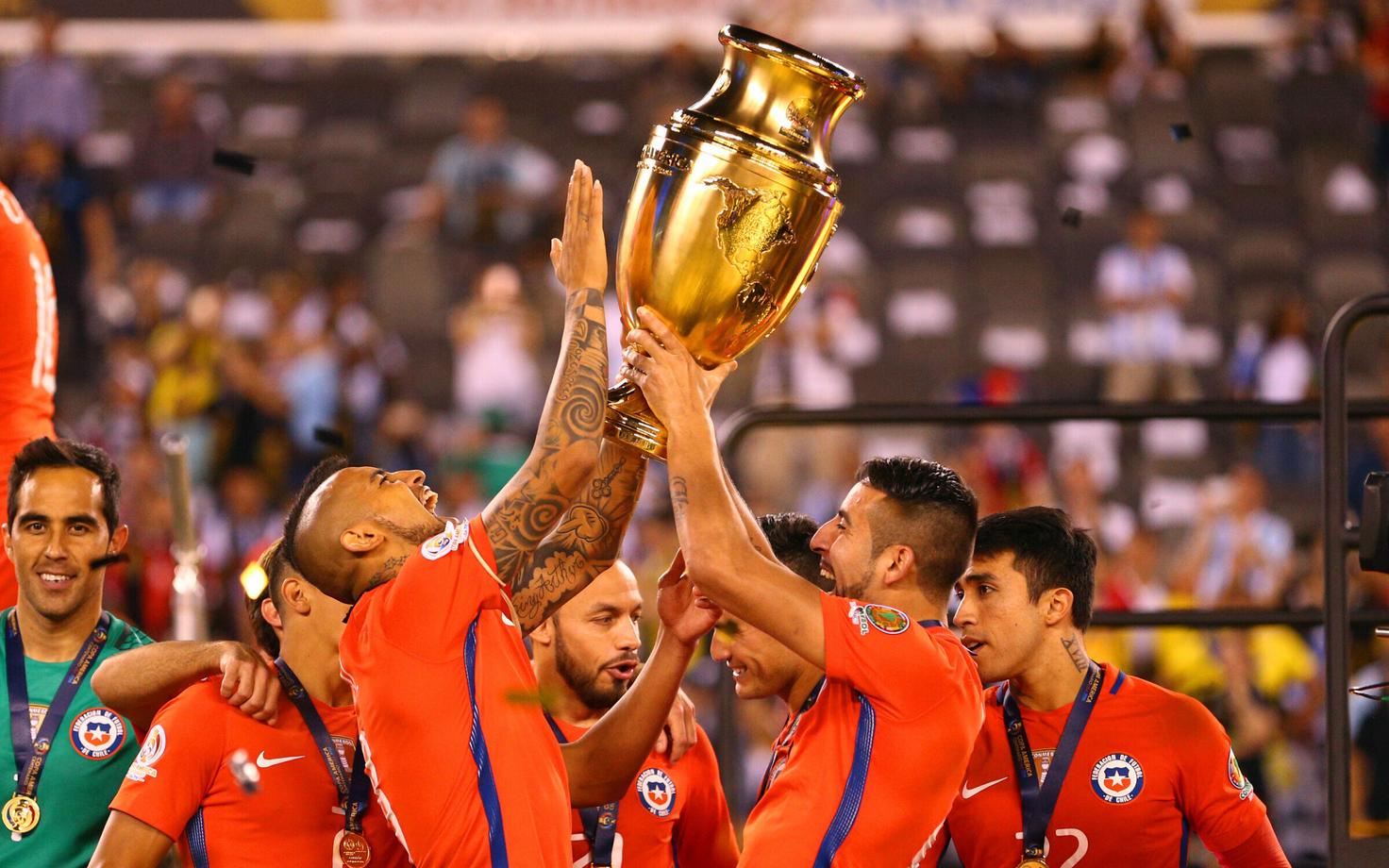 Tšiili jalgpallikoondis 2016. aasta Copa America trofeega