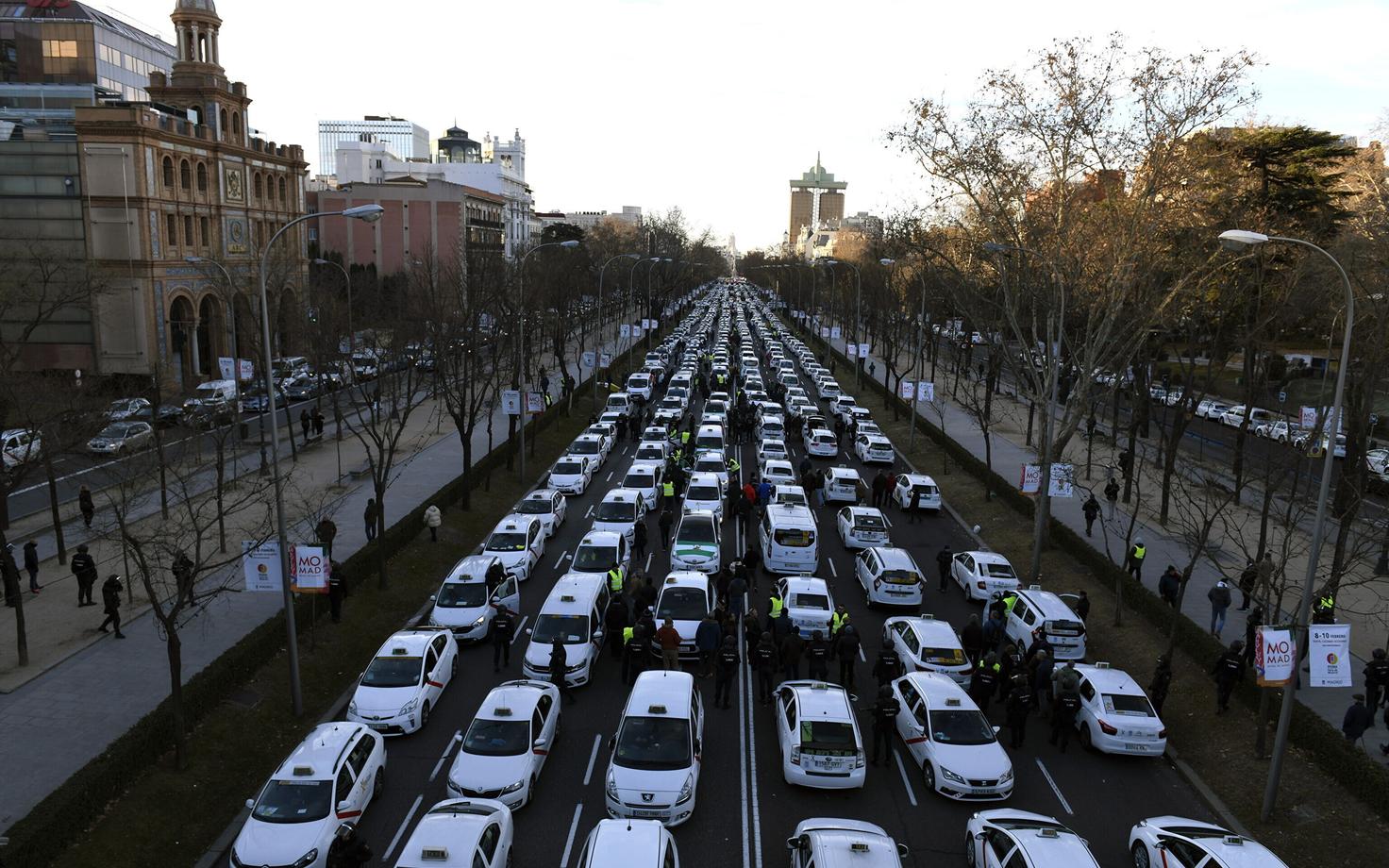 Таксисты в Мадриде заблокировали центр города.