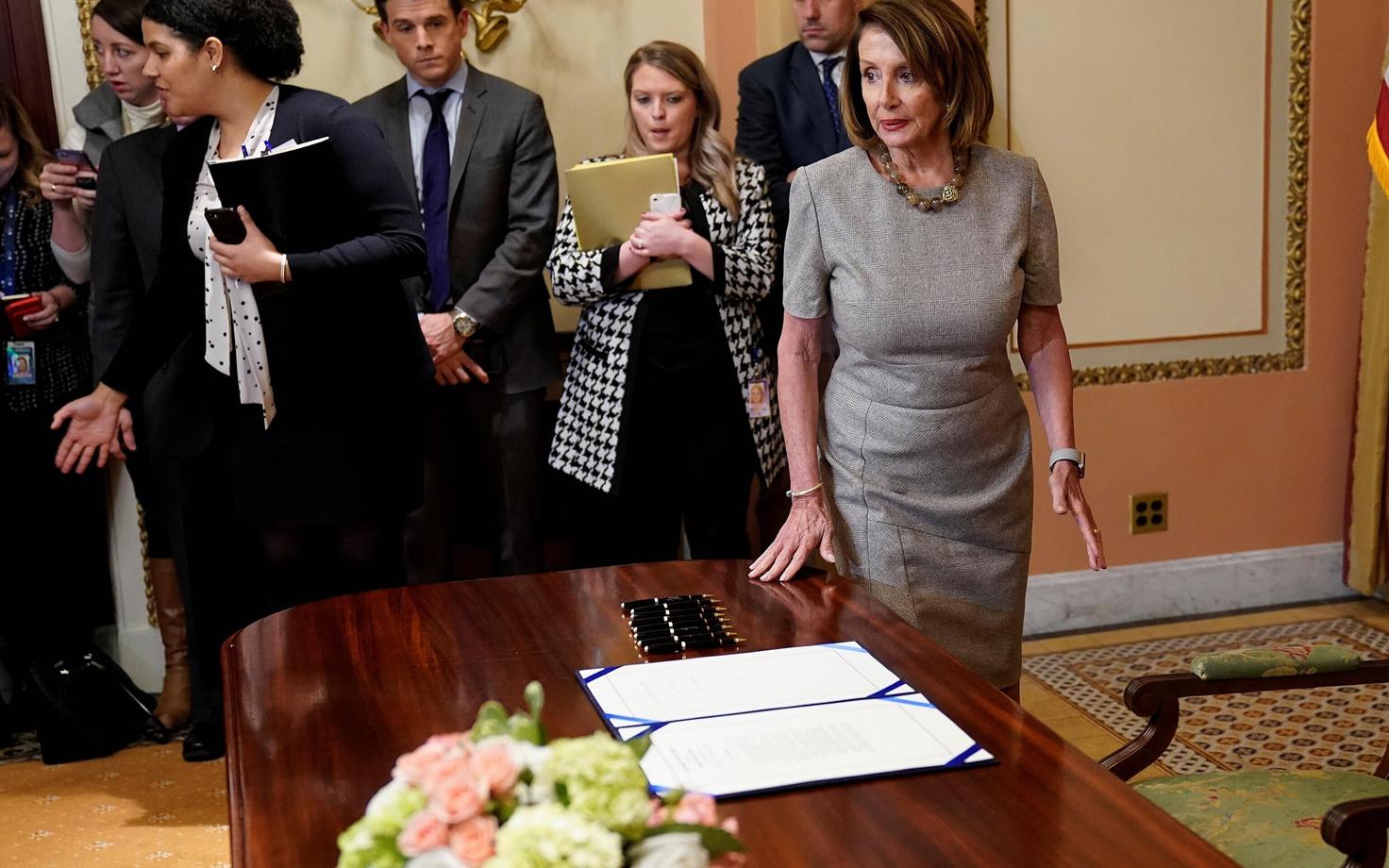 Nancy Pelosi (paremal).