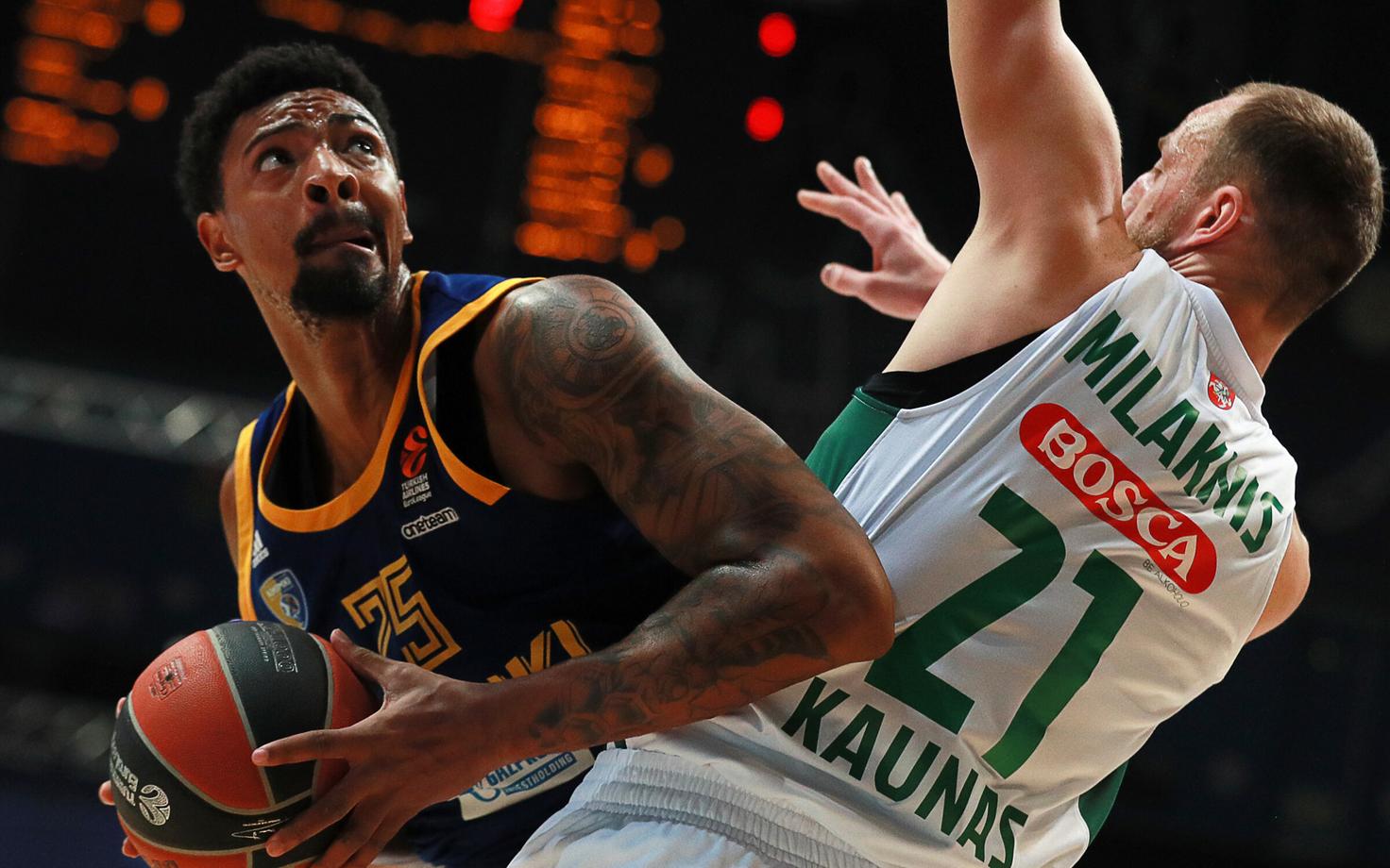 Jordan Mickey (vasakul)