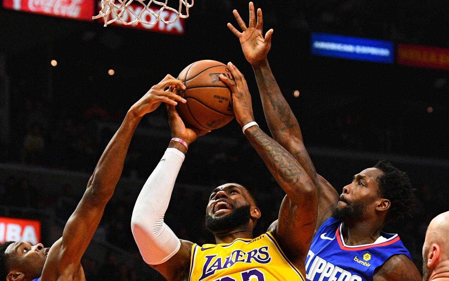 LeBron James Clippersi mängijate piiramisrõngas.