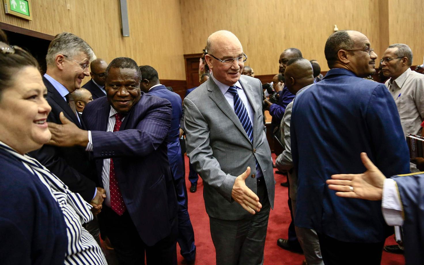Aafrika Liidu rahu- ja julgeolekuvolinik Smail Chergui (keskel) 24. jaanuaril, mil leppekõnelused algasid.