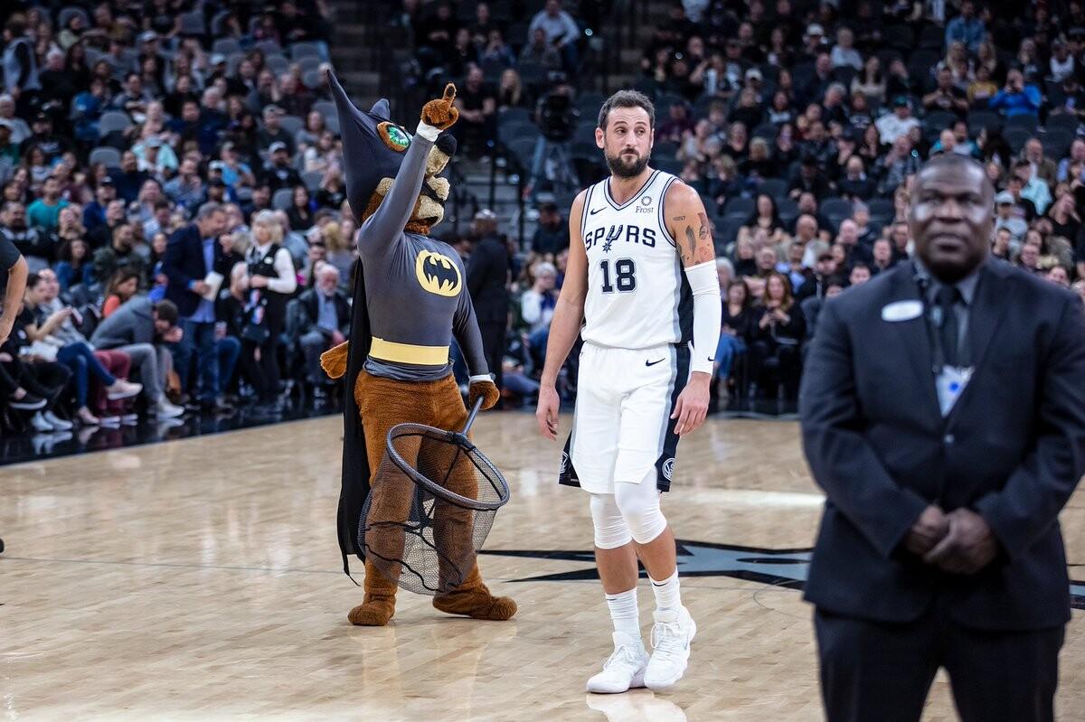 San Antonio Spursi maskott Koiott nahkhiirejahil