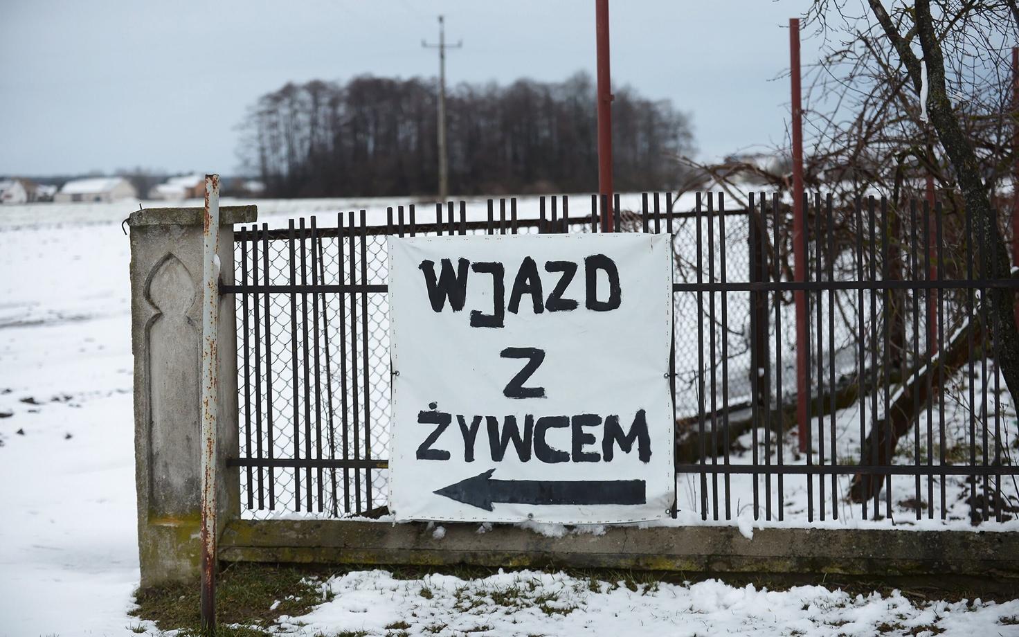 Tapamajale osutav silt Poolas.