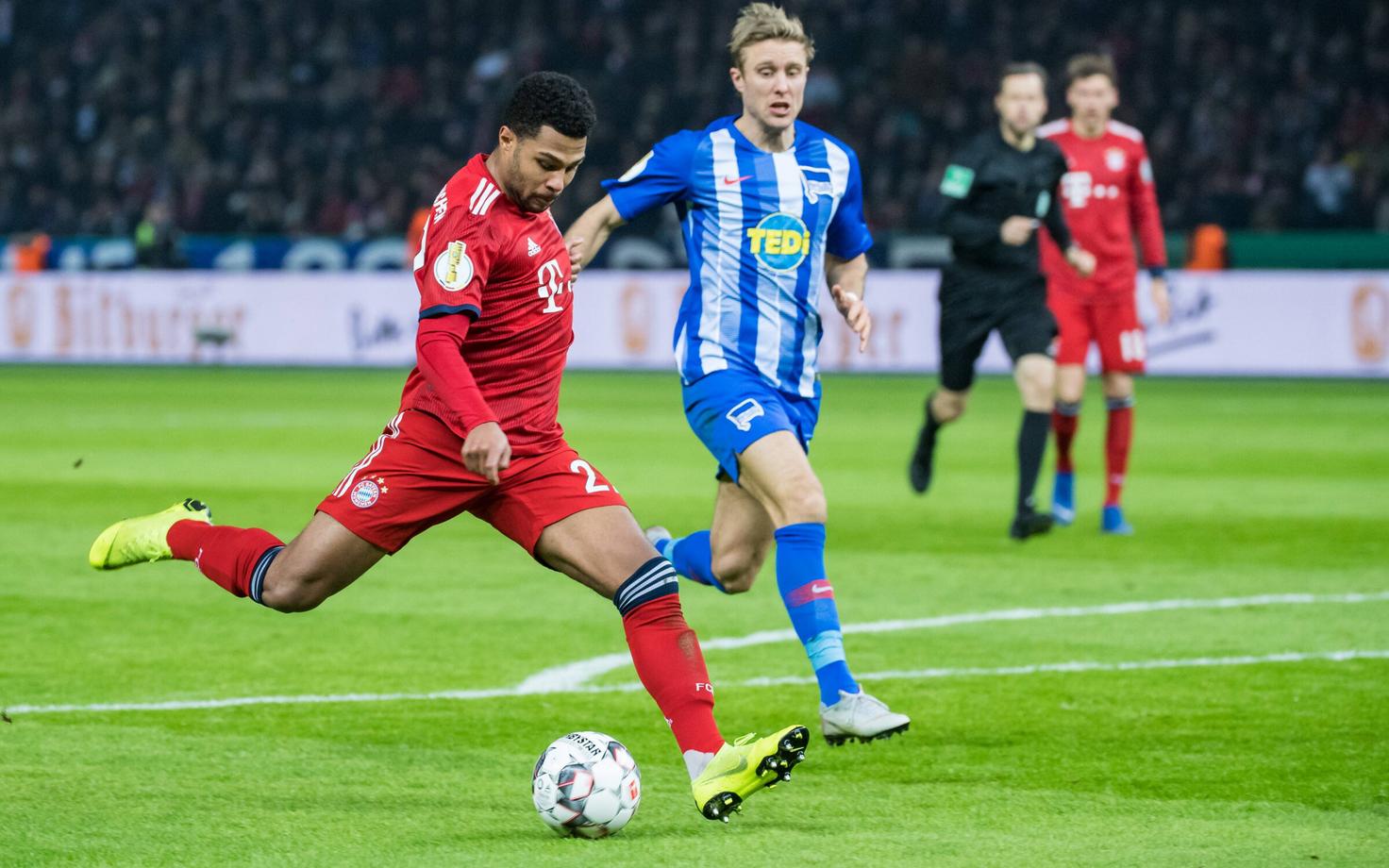 Serge Gnabry (vasakul)