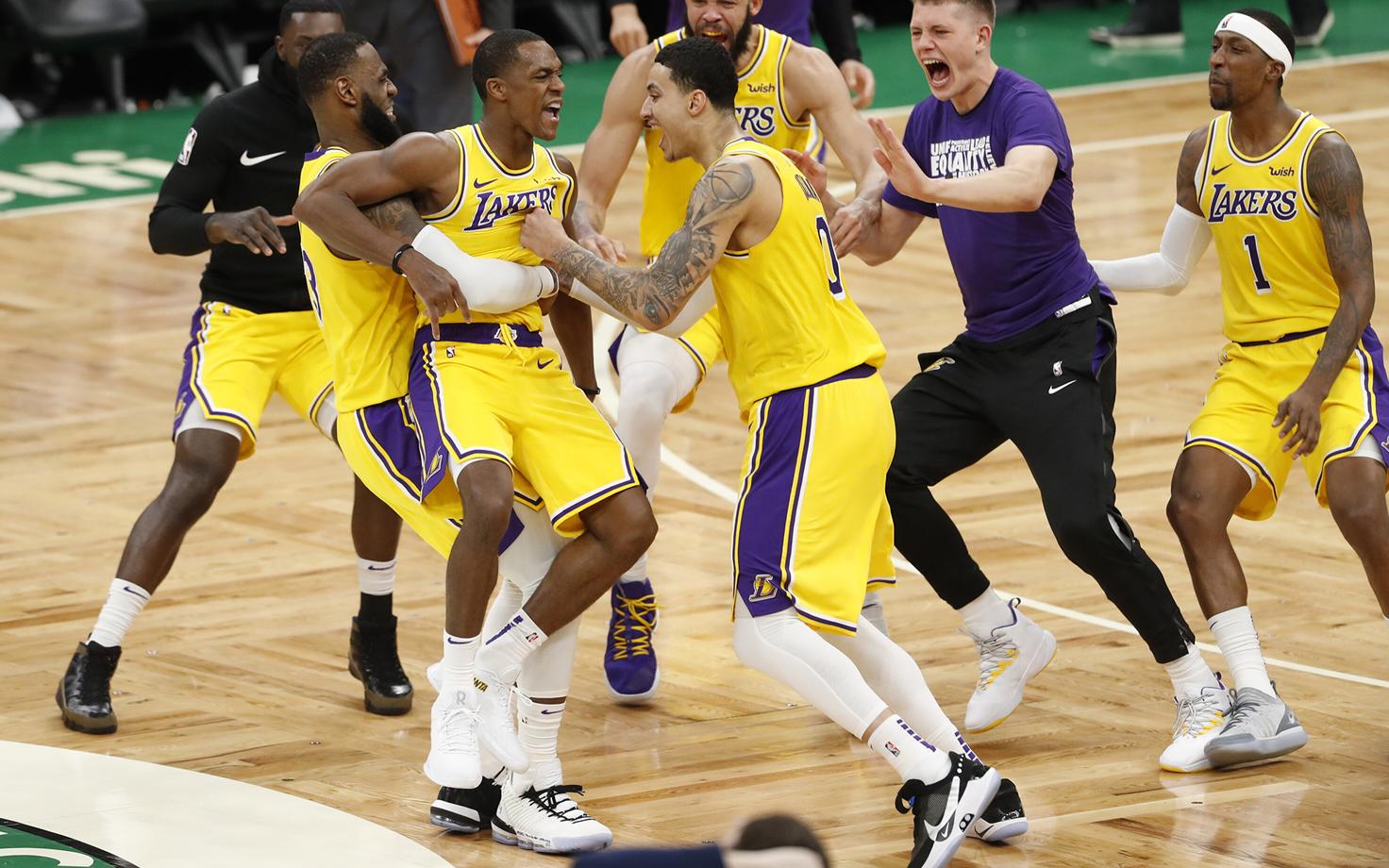 Rajon Rondo meeskonnakaaslastega
