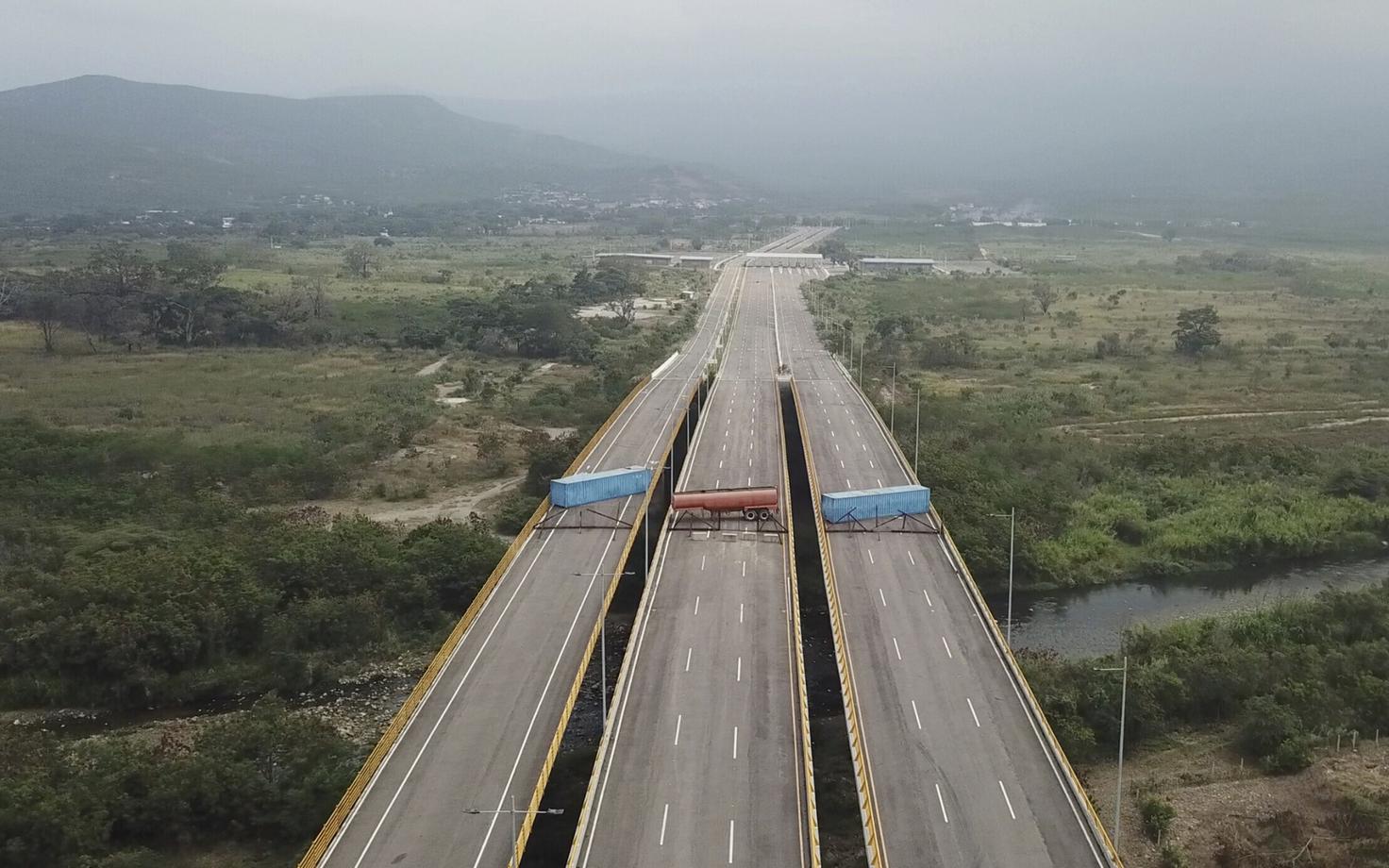 Tienditase sild Colombia piiril, mille Venezuela armee on veokitega blokeerinud. Foto tehtud 6. veebruaril.