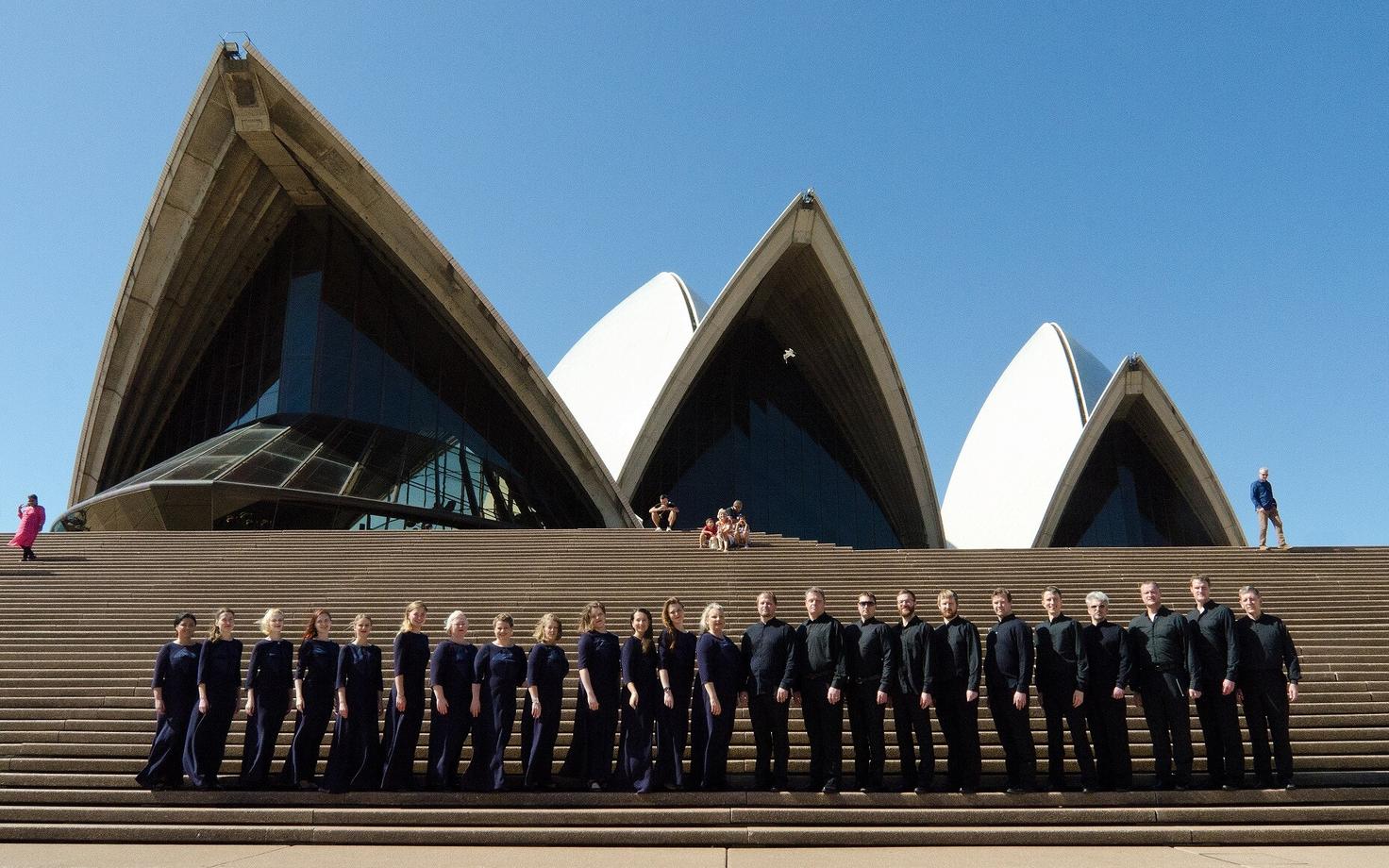 Eesti Filharmoonia kammerkoor Sydney ooperimaja ees