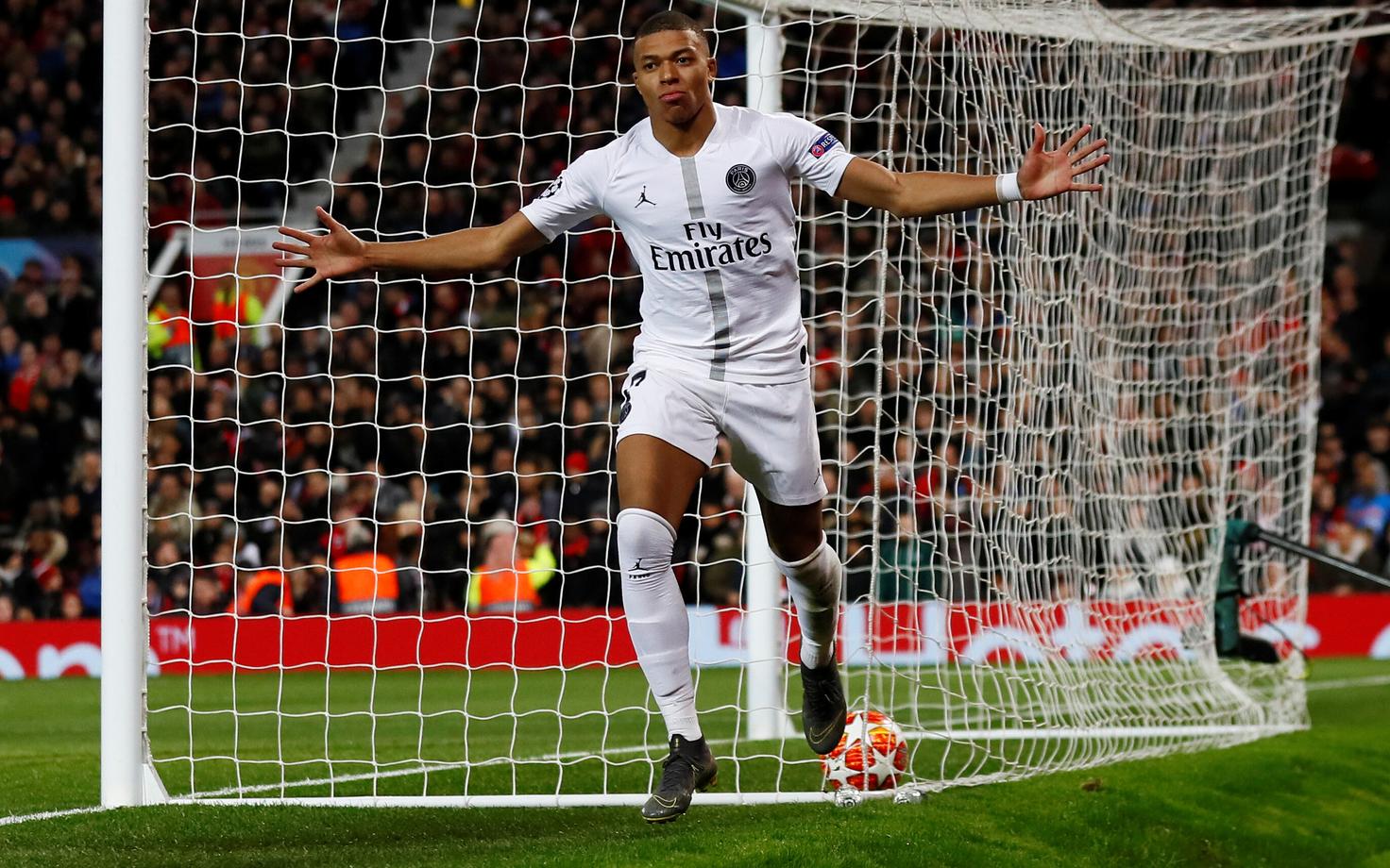 Kylian Mbappe PSG teist väravat tähistamas