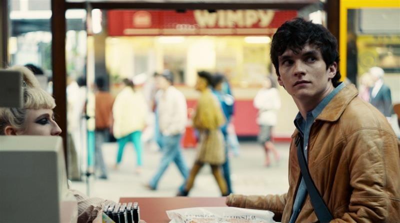 „Must peegel. Bandesnatchi“ vastukaja keskmes ei ole enam loo analüüs, vaid küsimus filmikunsti ja meedia tulevikust. Pildil peategelane Stefan Butler (Fionn Whitehead).