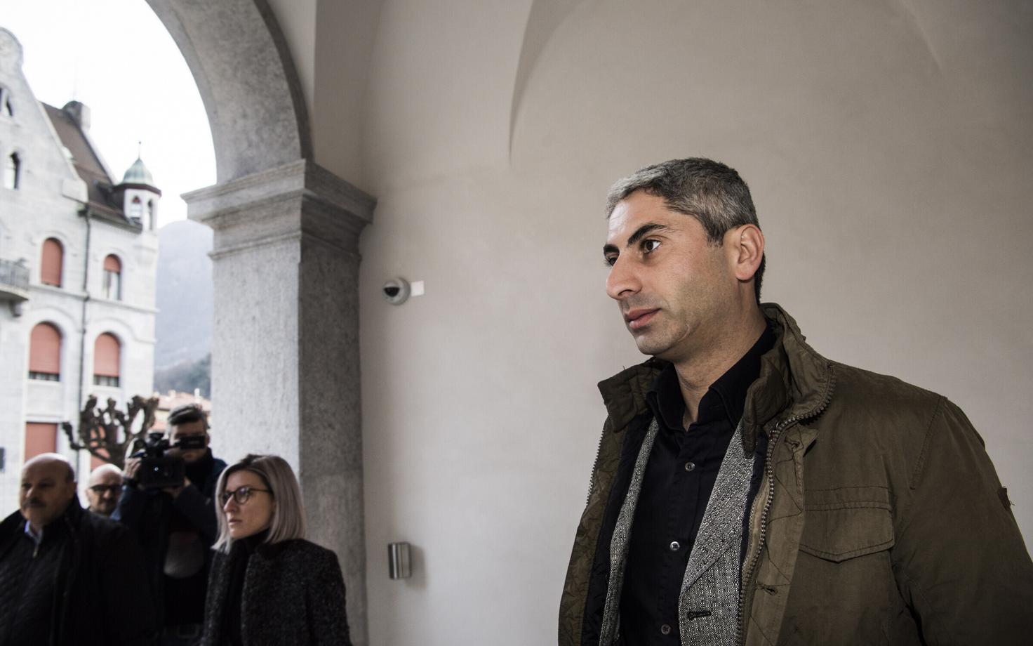 Šveitsi eruohvitser Johan Cosar 20. veebruaril kohtuhoone juures.