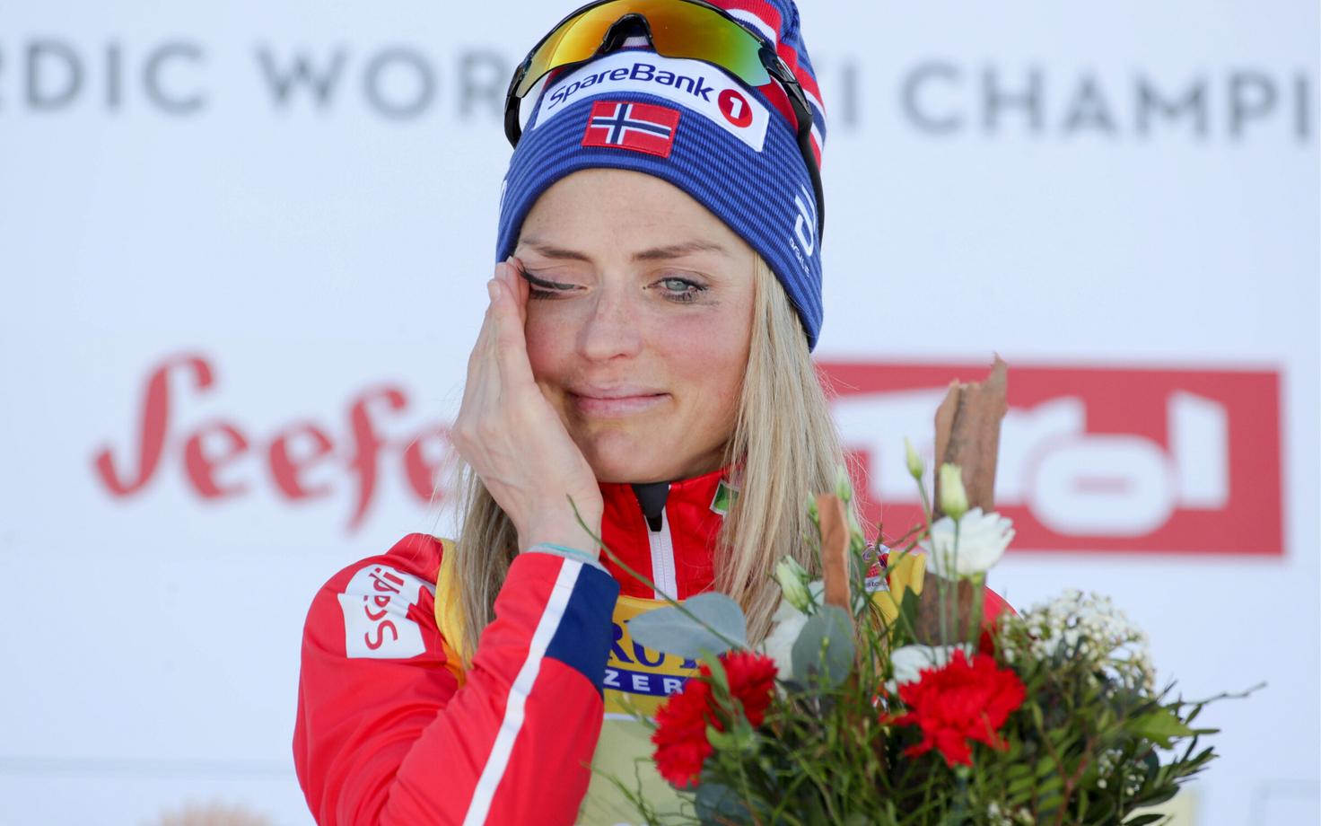Therese Johaug pühkis lilletseremoonial pisaraid.