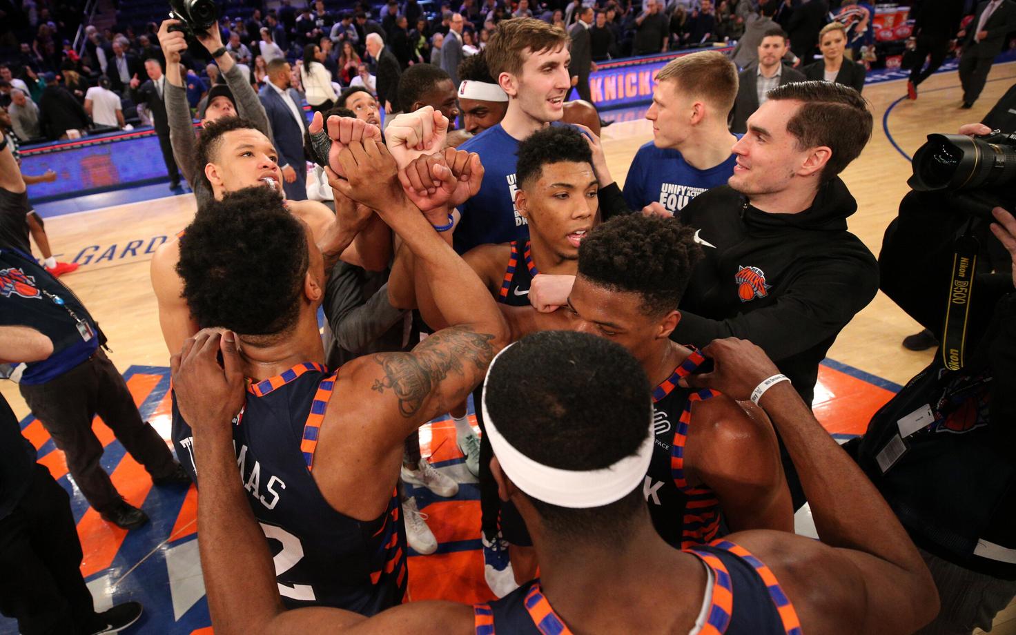 New York Knicksi mängijad rõõmustavad võidu üle.