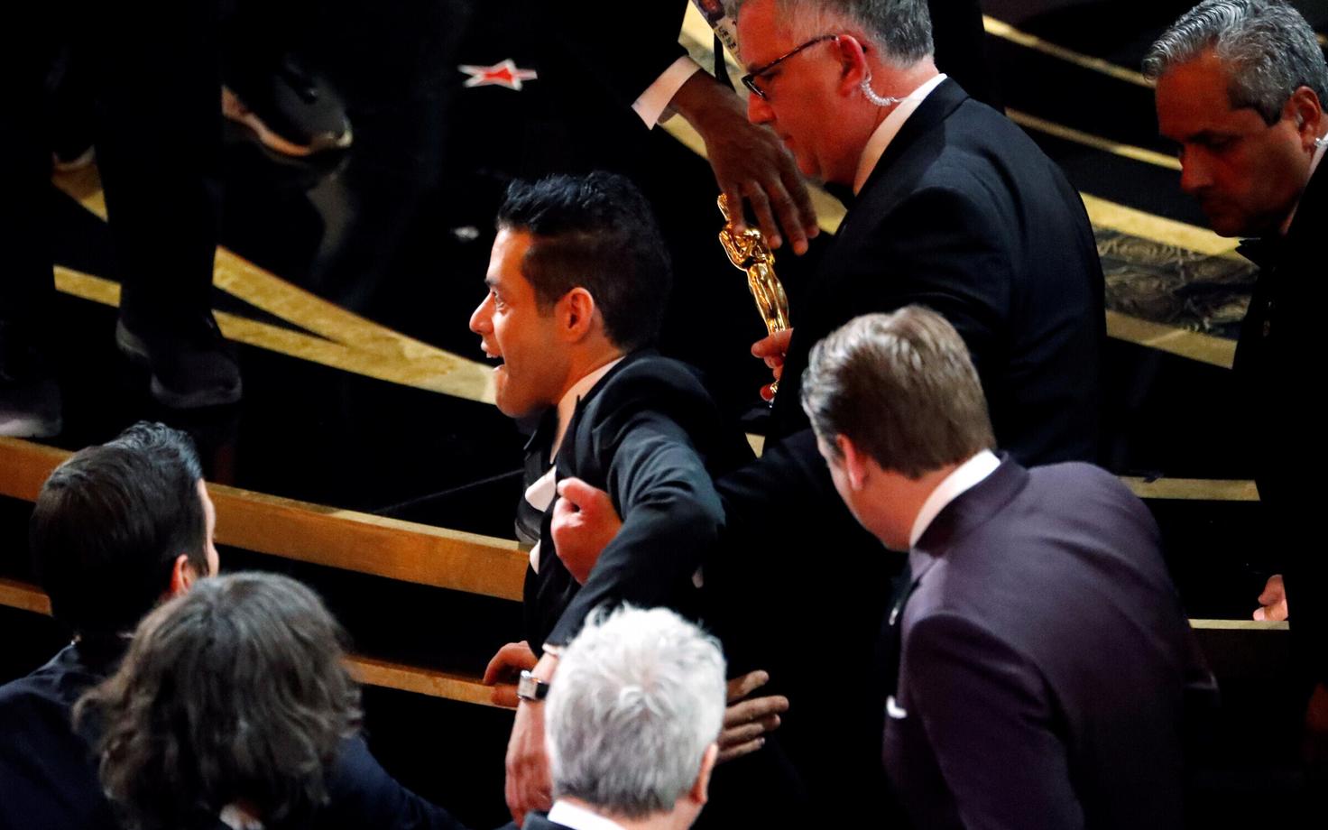 Rami Malek kukkus pärast auhinna üleandmist lavalt maha
