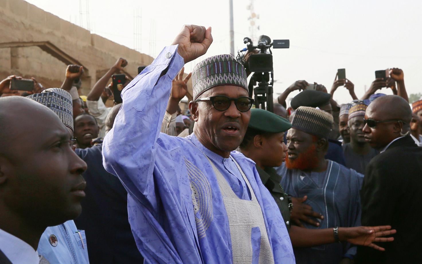 Nigeeria president Muhammadu Buhari toetajate keskel.