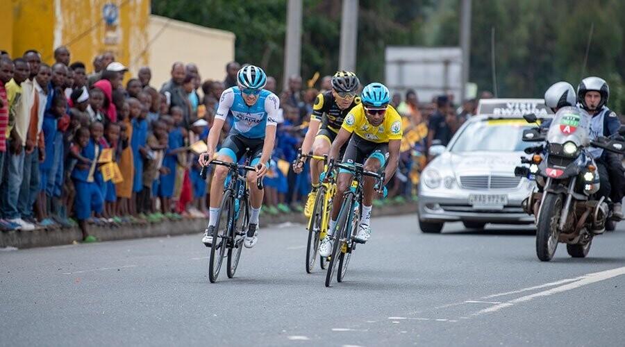 Rein Taaramäe (keskel) Rwanda velotuuri 4. etapil