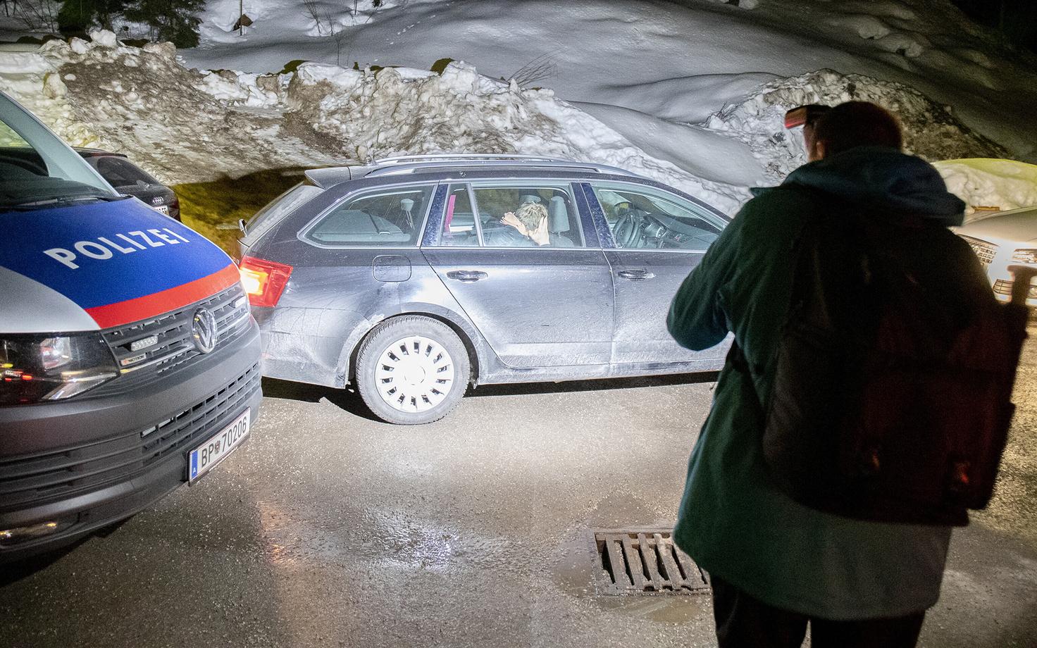Karel Tammjärv ja Andreas Veerpalu pärast vabanemist Eesti ajakirjanike eest varjumas