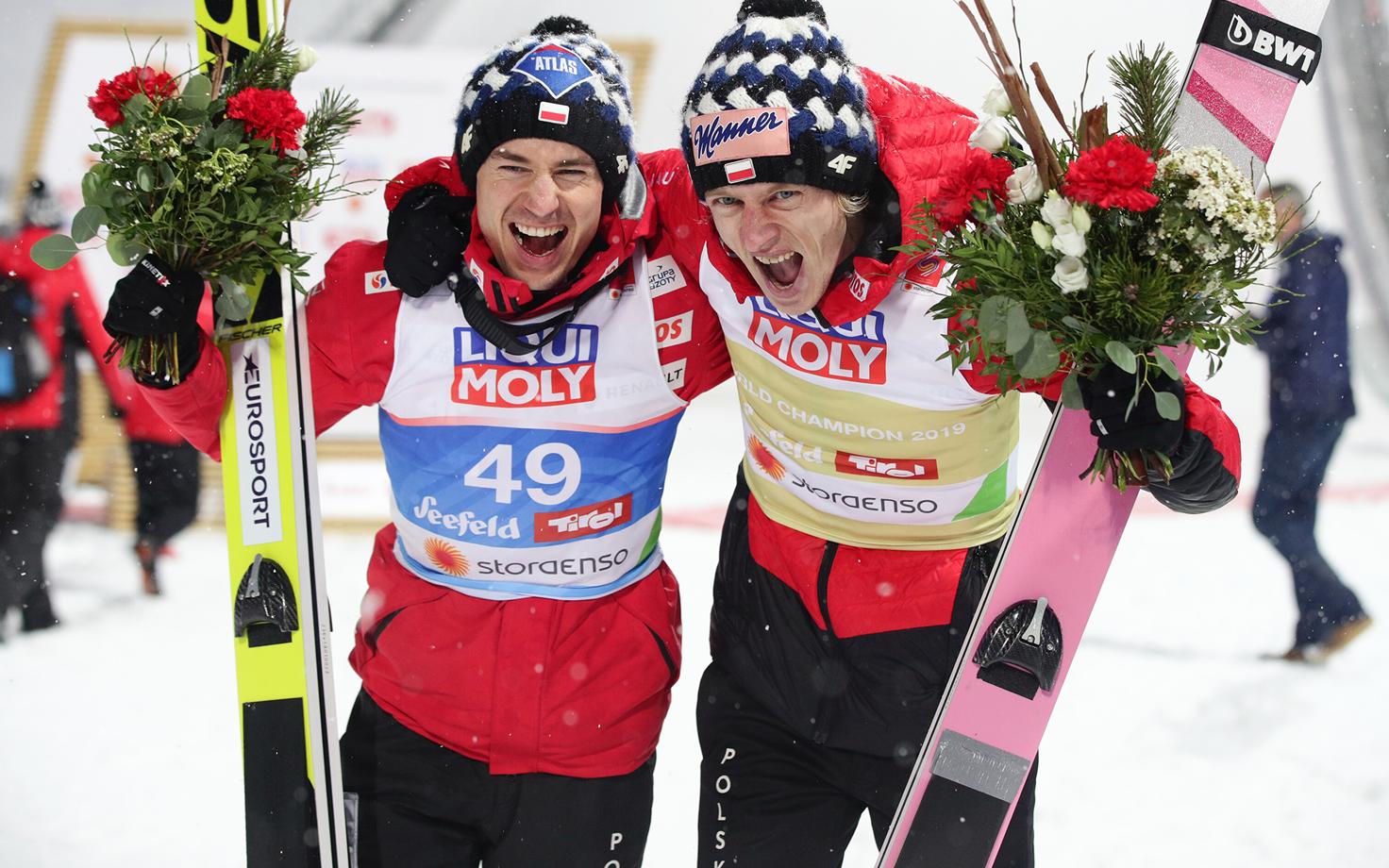Kamil Stoch ja Dawid Kubacki medalivõitu tähistamas