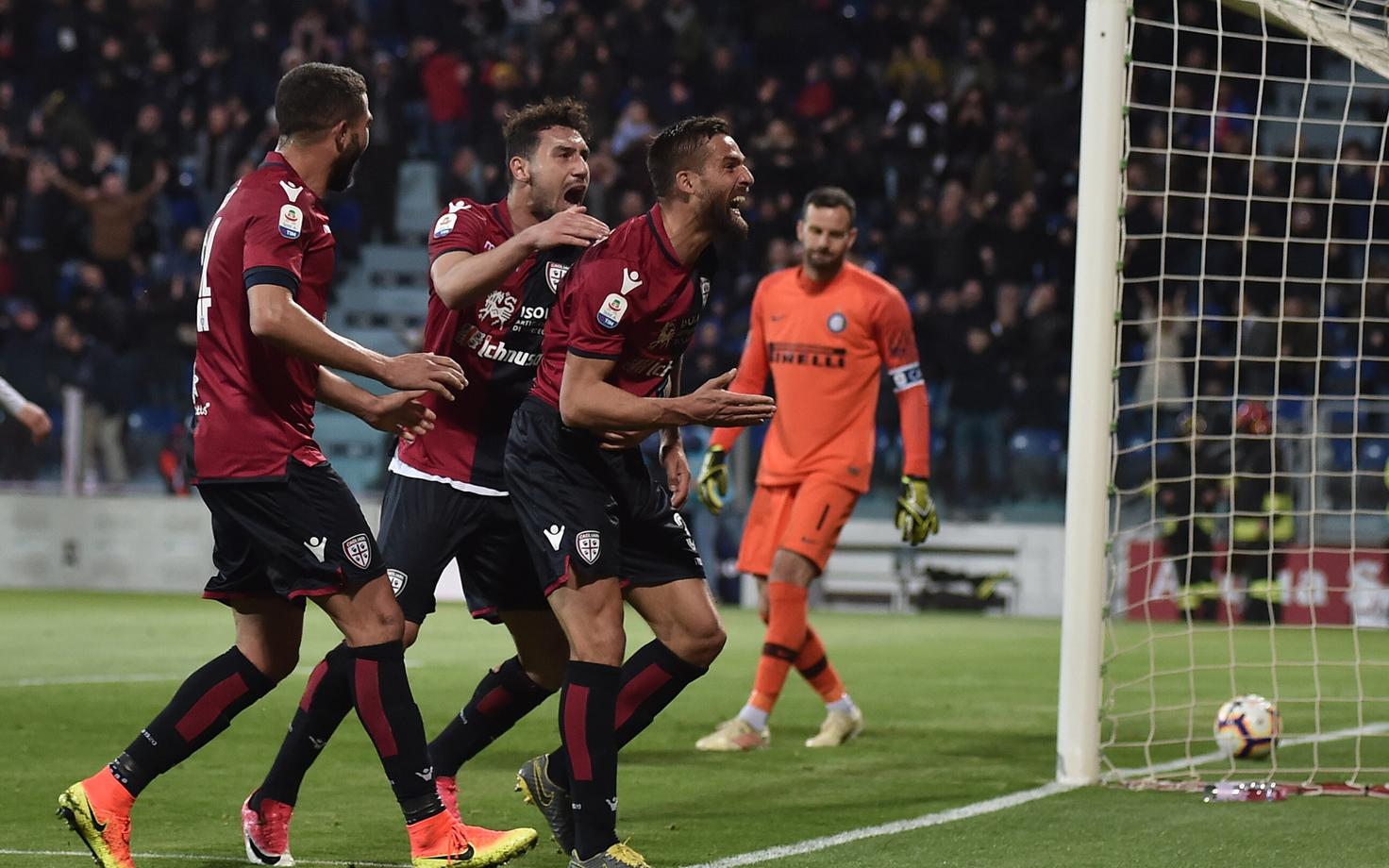 Cagliari mängijad Leonardo Pavoletti väravat tähistamas