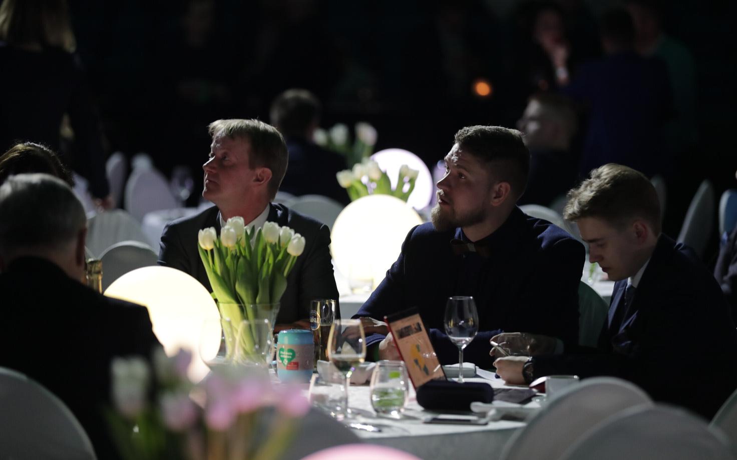 Riigikogu valimistulemuste ootamine Keskerakonna valimispeol.