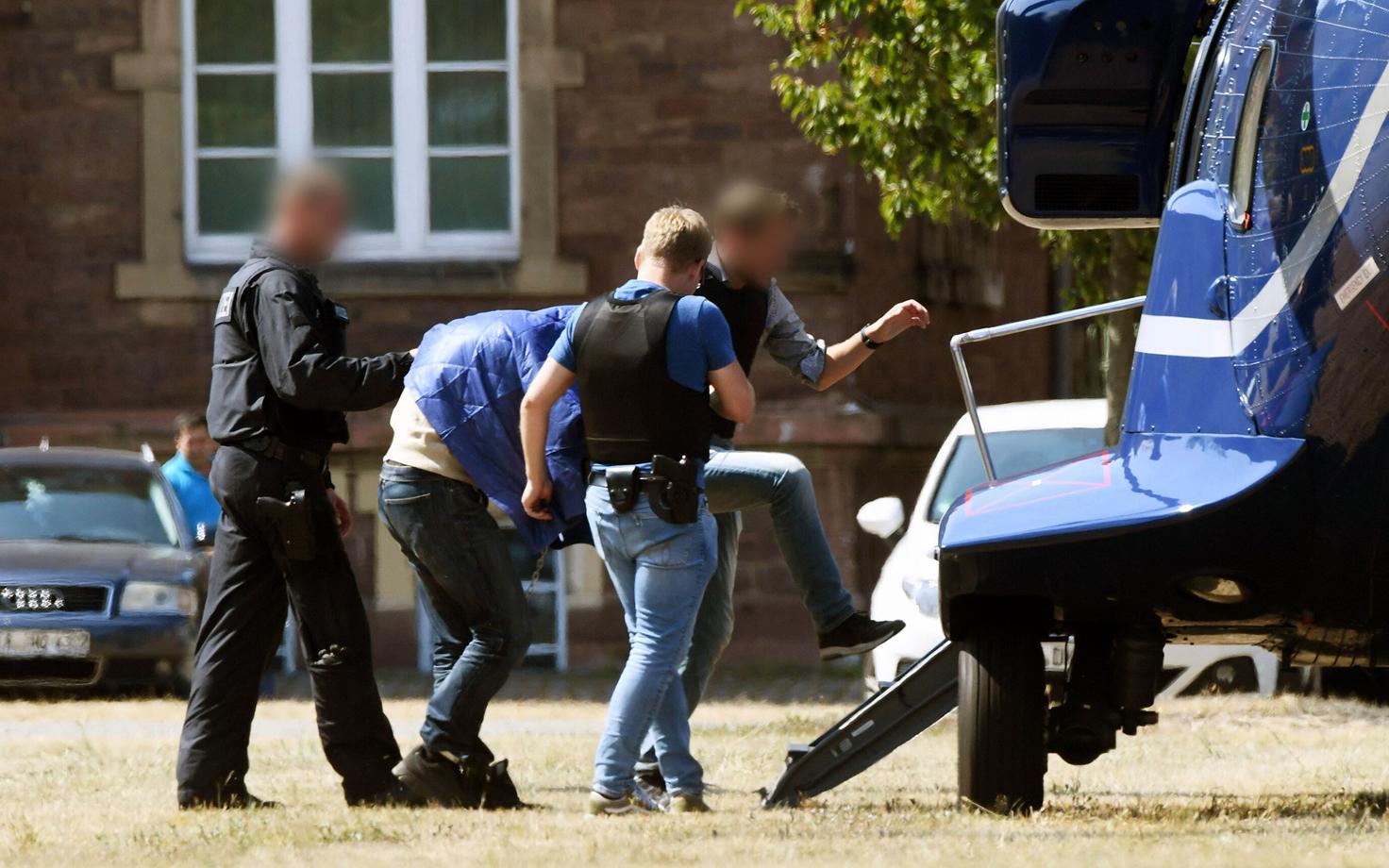 Politseinikud mullu augustis Karlsruhes Magomed-Ali C. pärast vahistamist helikopterini toimetamas.