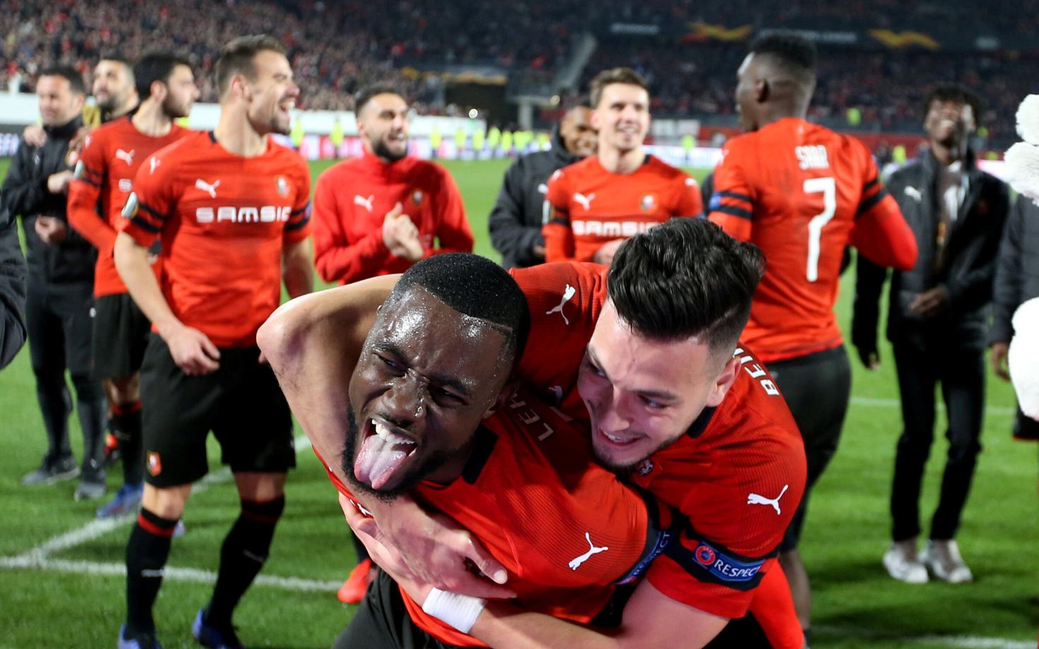 Rennes' klubi mängijad Ramy Bensebaini ja James Lea Siliki tähistamas oma võitu