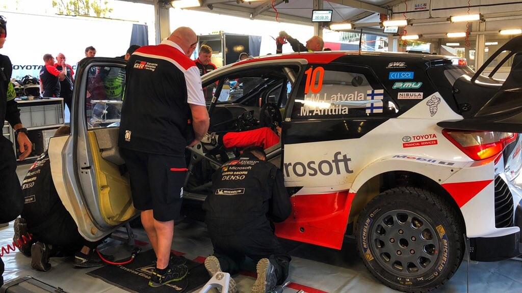 Toyota rallimeeskonna mehaanikud Jari-Matti Latvala Yarise kallal