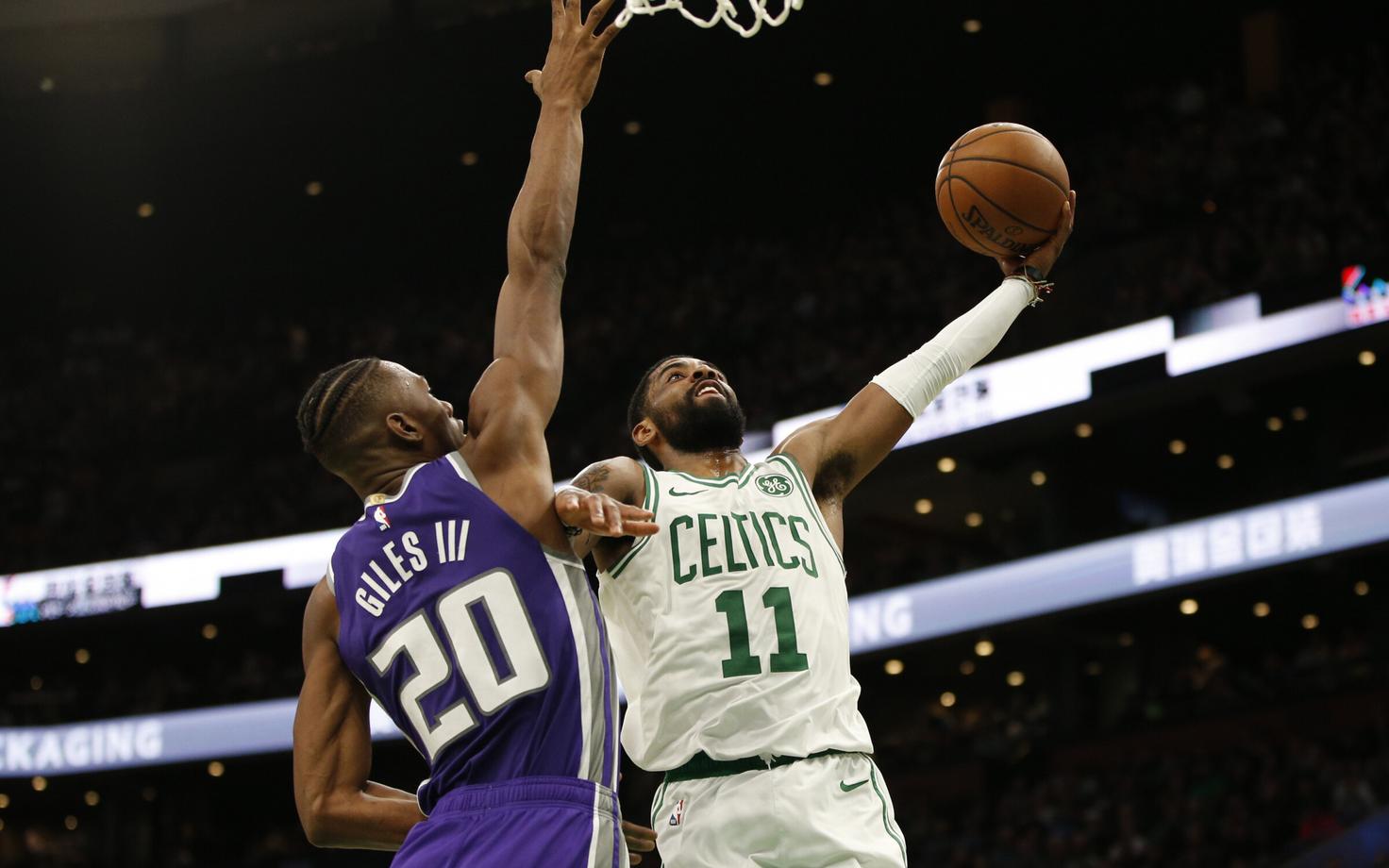 Kyrie Irving (palliga) kohtumises Sacramento vastu