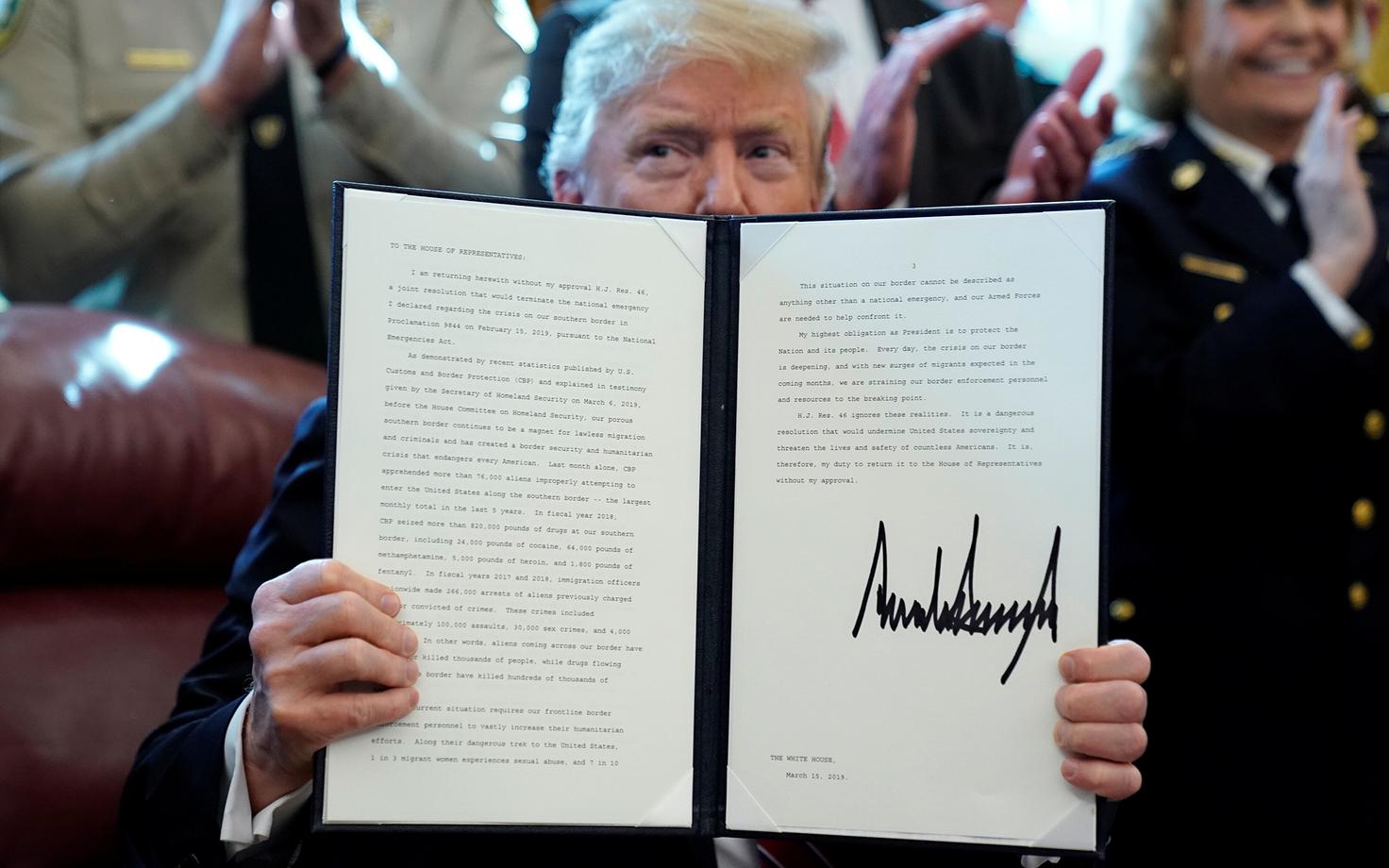 USA president Donald Trump näitab veto dokumenti.