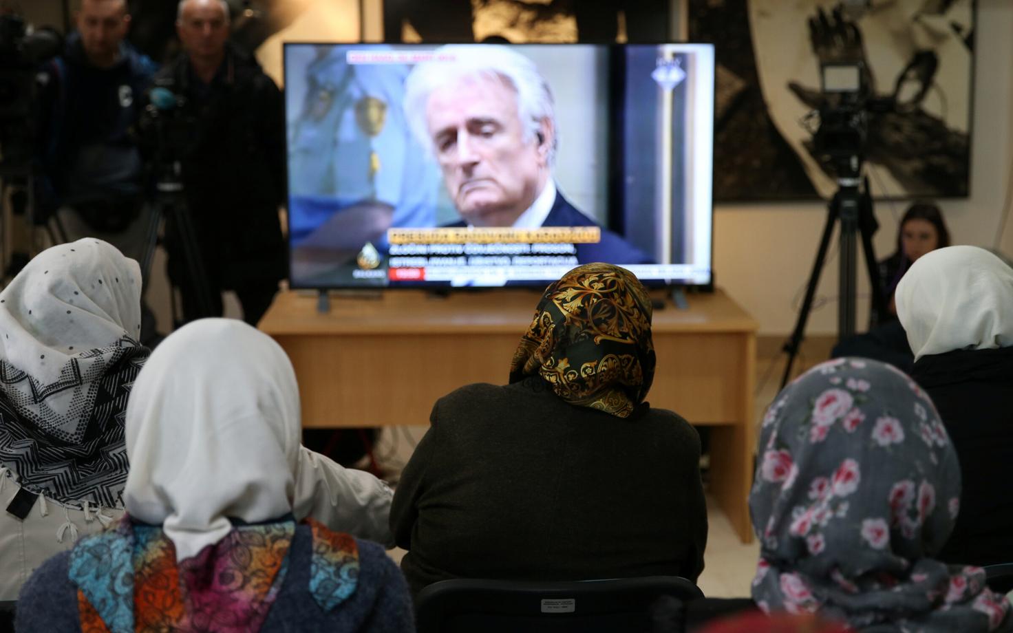 Karadzici kohtuprotsessi vaatamine Srebrenica lähistel.
