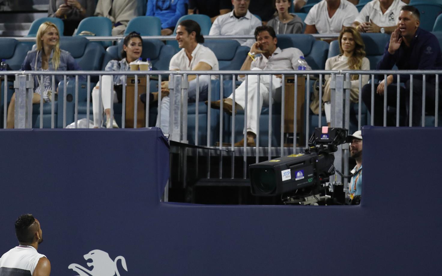 Nick Kyrgios laskus pealtvaatajaga (paremas nurgas) sõnasõtta.