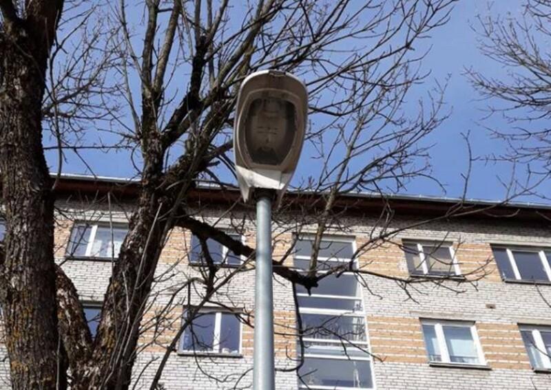 Один из разбитых фонарей.