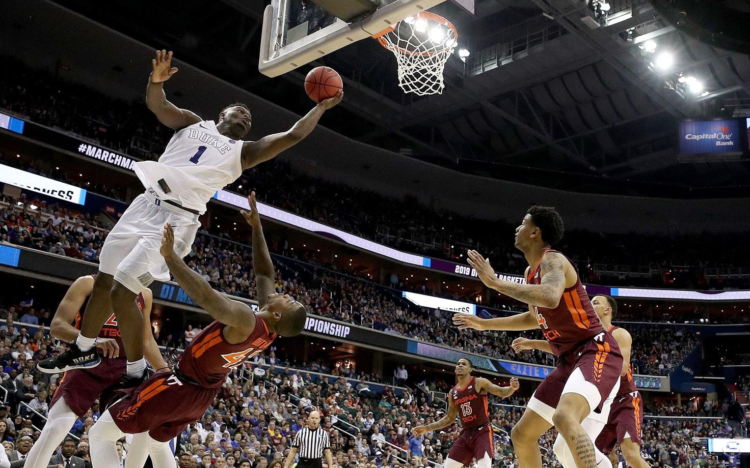 Duke'i ülikooli staar Zion Williamson viskel mängus Virginia Techi vastu