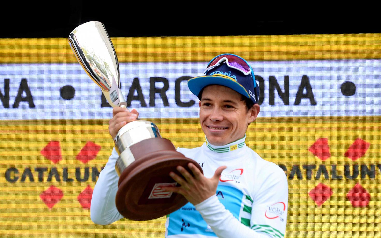 Miguel Angel Lopez tuuri võidukarikaga