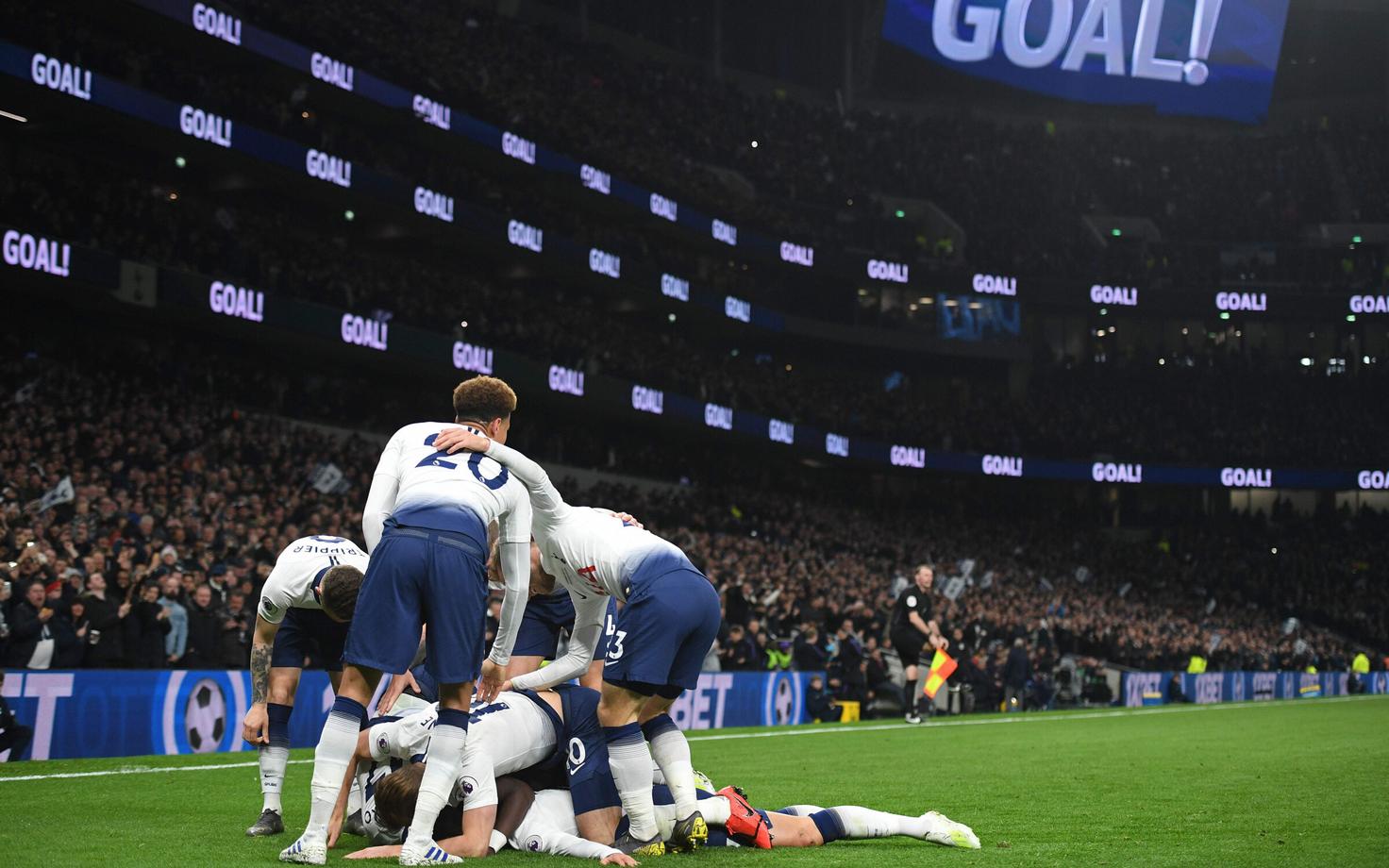 Tottenhami mängijad väravat tähistamas