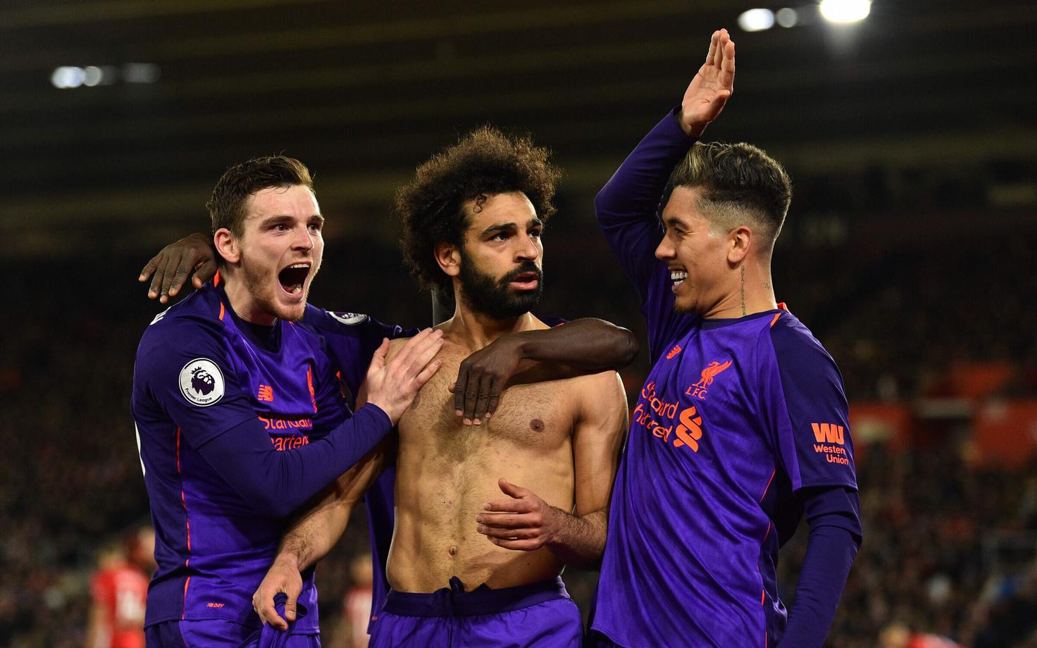Mohamed Salah (keskel) meeskonnakaaslastega
