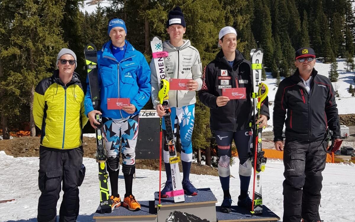 Tormis Laine (keskel)