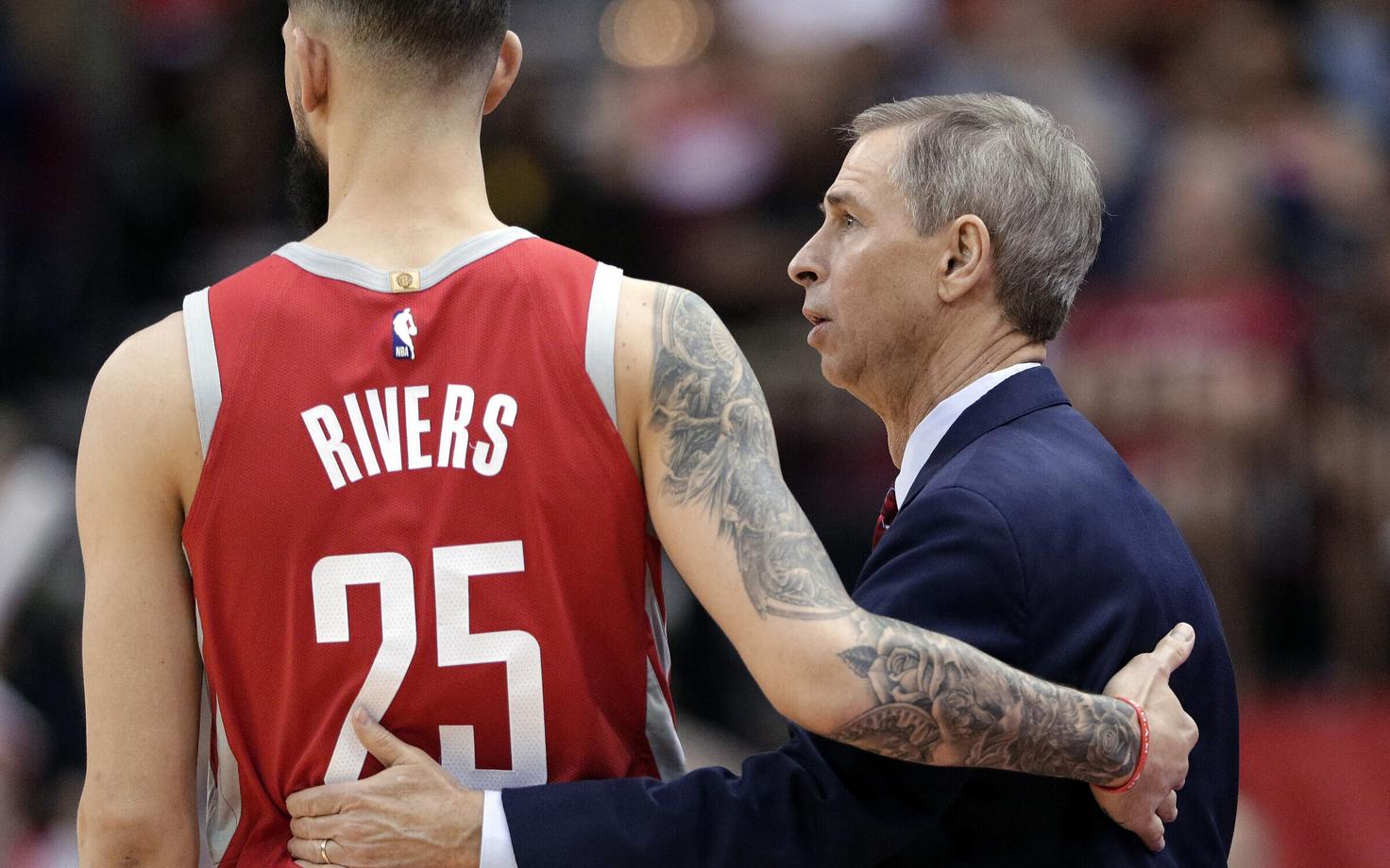 Austin Rivers ja Rocketsi abitreener Jeff Bzdelik