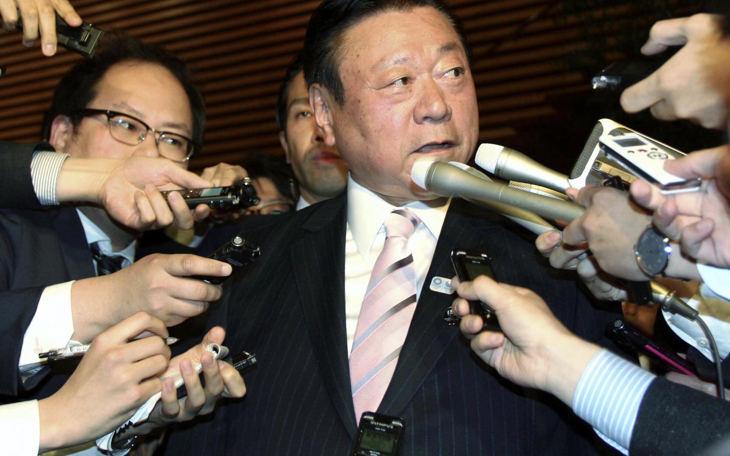 Yoshitaka Sakurada ajakirjanike piiramisrõngas.