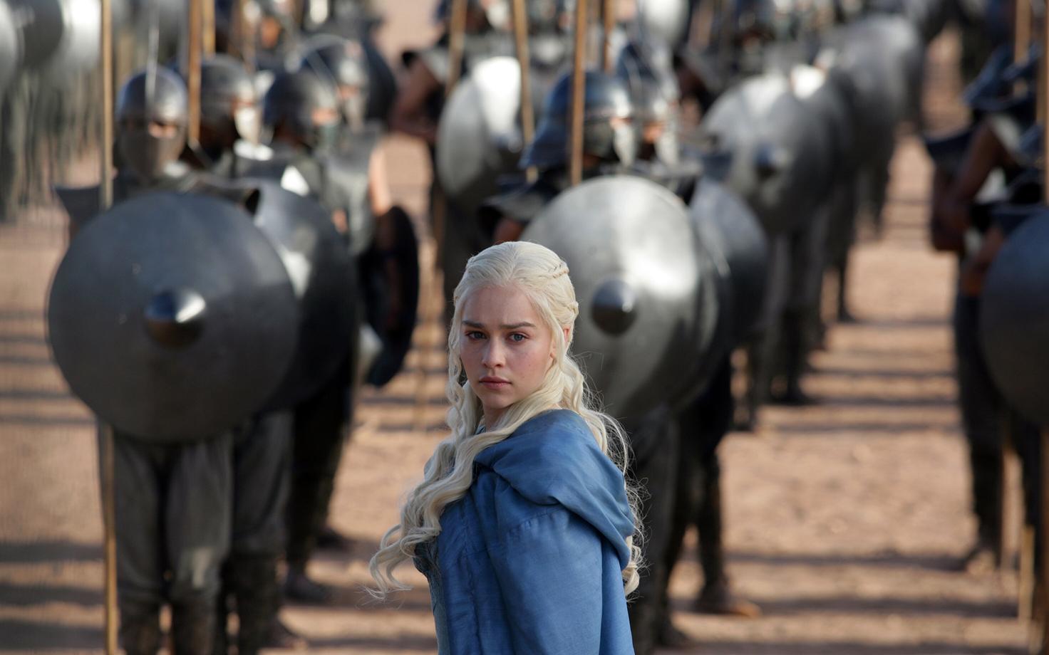 Kõrgvalüüria keelt kõneleb sarjas Daenerys Targaryen, keda kehastab Emilia Clark.