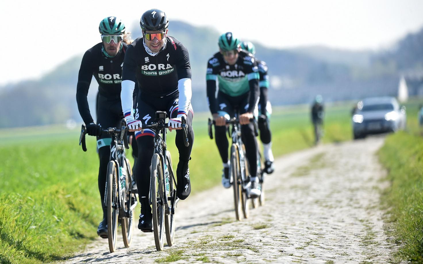Peter Sagan (esiplaanil) Pariis-ROubaix' radadel treenimas