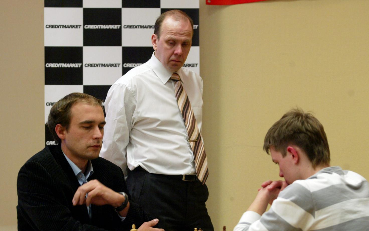 Hendrik Olde jälgimas Kaido Külaotsa matši Aleksandr Volodiniga.