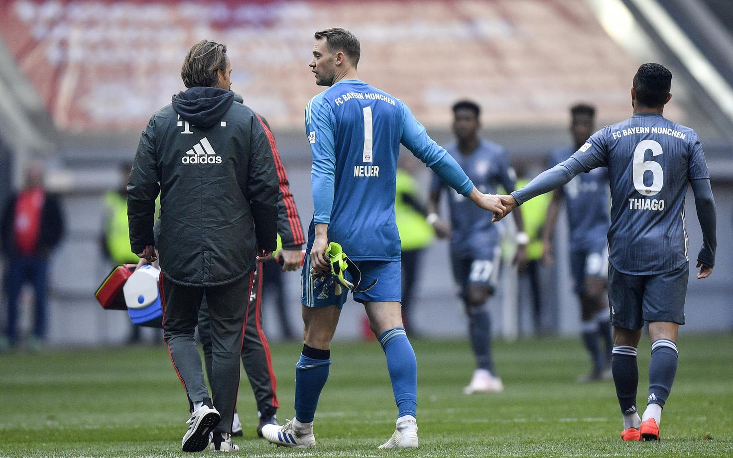Manuel Neuer pidi vigastuse tõttu platsilt lahkuma.