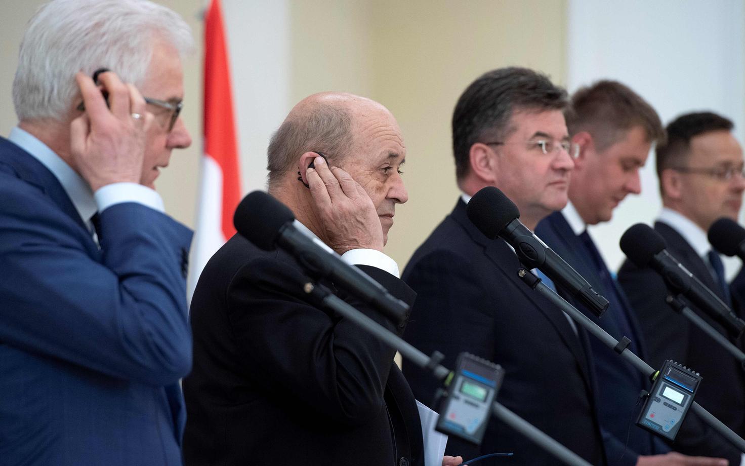 Prantsuse välisminister Jean-Yves Le Drian ja Visegradi nelik.