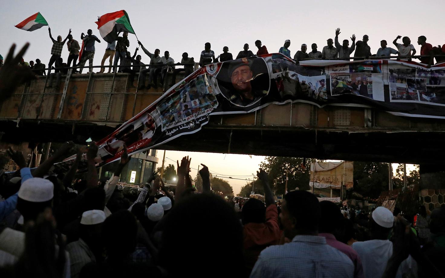 Meeleavaldajad rebimas maha Abdel Fattah Al-Burhani plakatit.