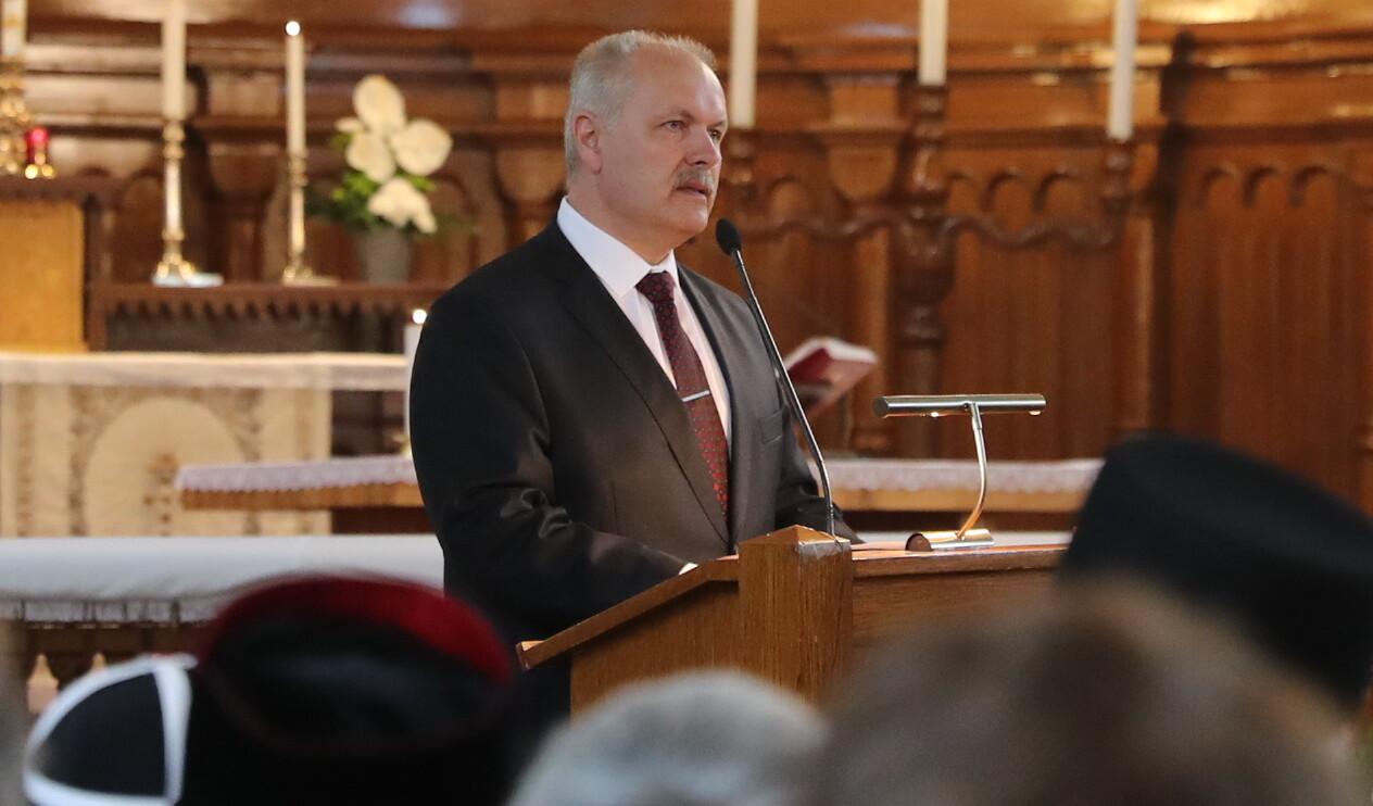 Vello Salo ärasaatmine Kaarli kirikust, kõne pidas riigikogu esimees Henn Põlluaas