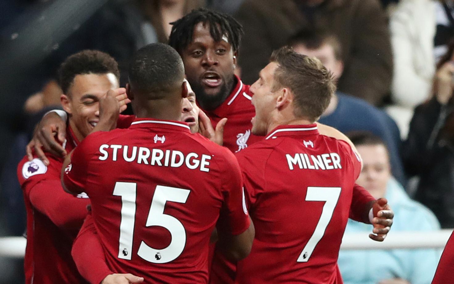 Liverpooli mängijad Divock Origi väravat tähistamas.
