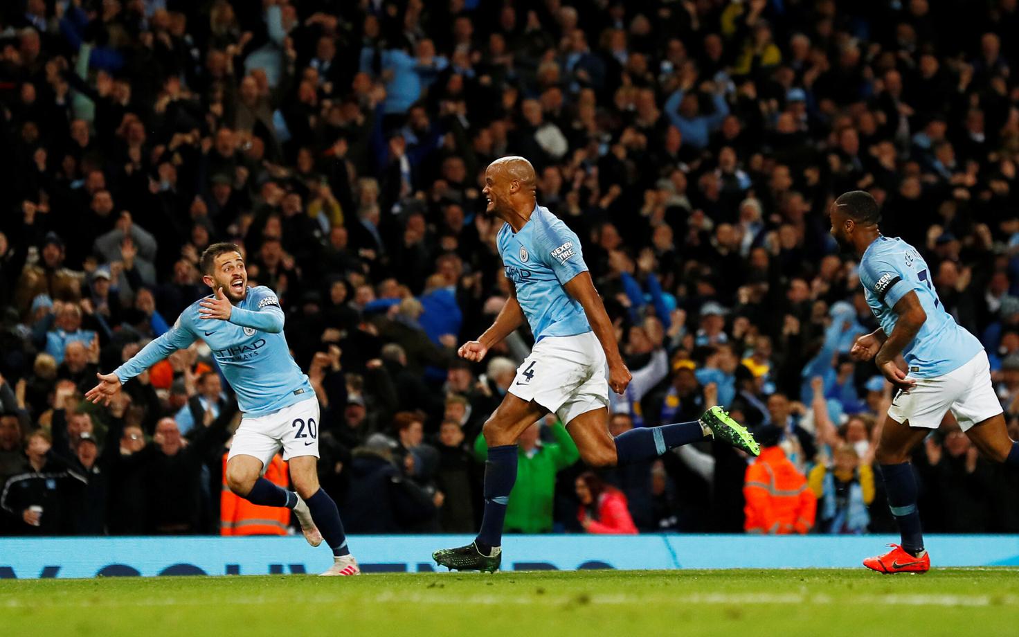 Vincent Kompany (keskel)