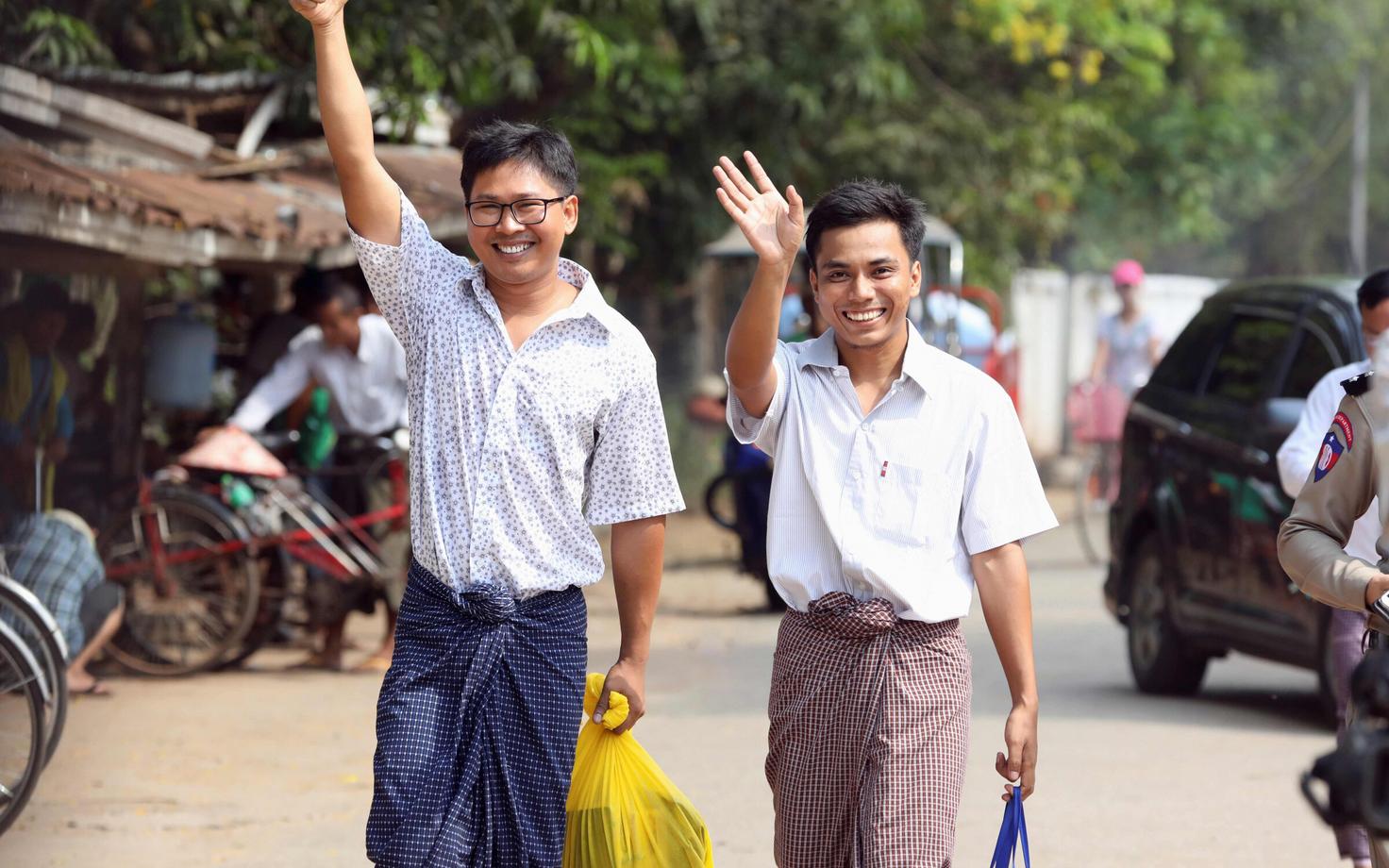 Myanmaris vabastatud ajakirjanikud Wa Lone (vasakul) ja Kyaw Soe Oo.