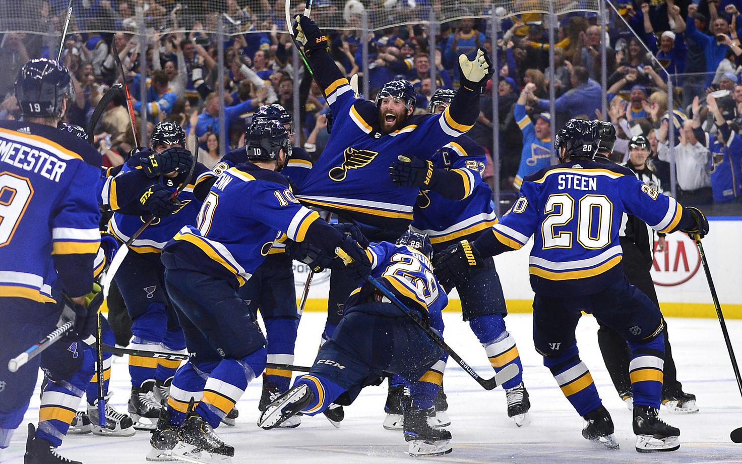 Pat Maroon koos kaaslastega võiduväravat tähistamas.